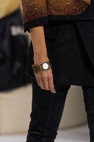Look 16
